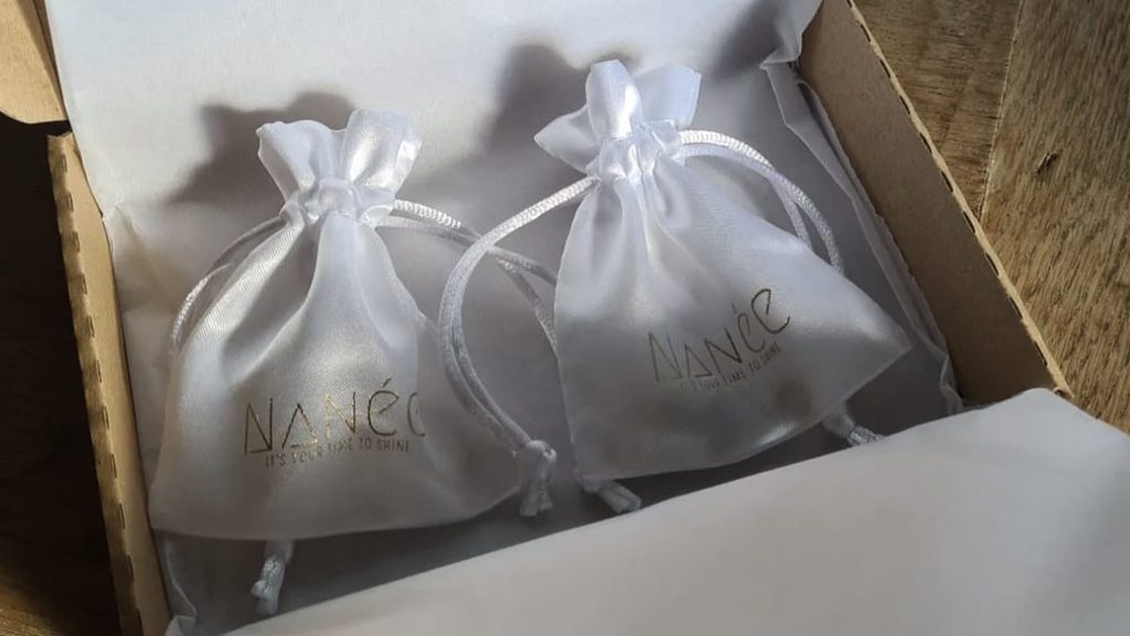 Livraison et retours photo colis livraison nanée packaging pochon doré